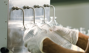 Filling CRESPO botanical gin bottles
